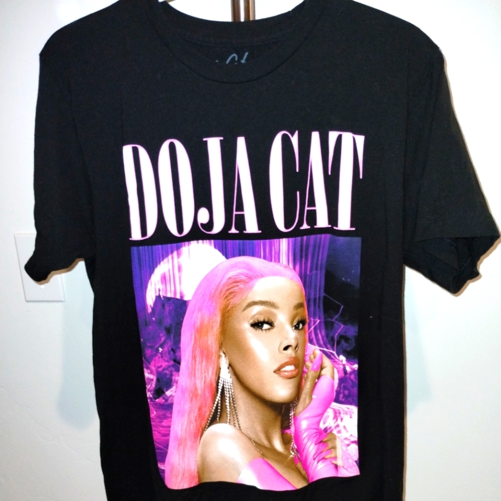 Doja Cat T-shirt made in Mexico 100% cotton (size-Large) Black with Pink/purple